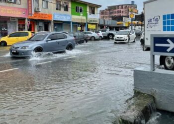 SISTEM perparitan yang tidak terurus menyebabkan banjir kilat di jalan Pasir Puteh-Kuala Terengganu dekat Bandar Lama Pasir Puteh, Kelantan. – FOTO/TOREK SULONG