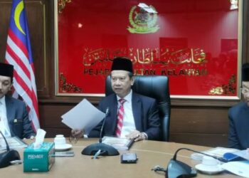 NAZRAN Muhammad (tengah) semasa sidang akhbar berkait penganugerahan gelaran Darjah Kebesaran Bintang, pingat dan surat kepujian sempena Perayaan Ulang Tahun Hari Keputeraan Sultan Muhammad V di Bilik Mesyuarat Pejabat Sultan Kelantan, Istana Balai Besar, Kota Bharu, Kelantan, hari ini. - FOTO/ROSALWANI CHE SOH