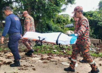 ANGGOTA bomba mengangkat mayat mangsa lemas di Tasik Danau Tok Uban, Pasir Mas, Kelantan hari ini. - FOTO/IHSAN BOMBA
