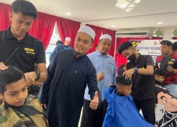OTHMAN Saufi (tiga dari kiri) melihat sebahagian murid sekolah yang menyertai program Gunting Rambut Rahmah di Masjid Razaleigh, Bandar Lama di Gua Musang, Kelantan, semalam. – FOTO/AIMUNI TUAN LAH