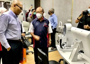 DR. FAISAL Rafiq Mahamd Adikan (kiri) diberi penerangan oleh Pakar Oftalmologi Hospital USM, Dr. Mohtar Ibrahim (kanan) pada Majlis Pelancaran Perkhidmatan Laser Refraktif di HUSM, Kubang Kerian, Kota Bharu, Kelantan, hari ini. - FOTO/ROSLIZA MOHAMED