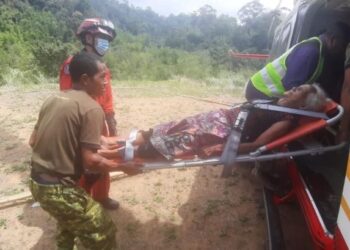 TARAN Alig diusung untuk menaiki helikopter Unit Udara JBPM ke Hospital Gua Musang, Kelantan, untuk rawatan lanjut semalam. - IHSAN UNIT UDARA JBPM