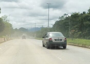 KESAN debu dapat dilihat dengan jelas akibat kesan pembinaan Projek Lebuhraya Central Spine Road setiap kali menggunakan Jalan Gua Musang-Kuala Lipis, Gua Musang, Kelantan.- FOTO/AIMUNI TUAN LAH
