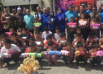 FATIMAH Sabeeyamu (berdiri, tengah) bergambar bersama peserta Program Berkhatan Muhibah Bilateral Malaysia-Thailand di Kompleks Imigresen, Kastam, Kuarantin dan Keselamatan (ICQS) Bukit Bunga, Tanah Merah, Kelantan, hari ini. - FOTO/ROSMIZAN RESDI