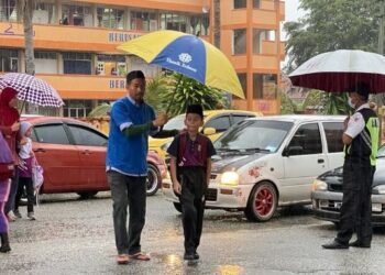 PEMAKAIAN pelitup muka dalam kalangan pelajar sekolah masih lagi rendah susulan tiada ada rasmi daripada pihak sekolah. - UTUSAN/TOREK SULONG