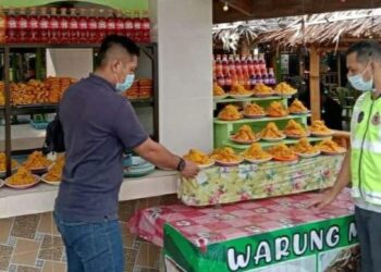 ANGGOTA KPDNHEP Kelantan membuat pemeriksaan ke atas salah sebuah kedai yang menjual colek di kawasan Pantai Cahaya Bulan (PCB), Kota Bharu, Kelantan semalam. - FOTO/IHSAN KPDNHEP KELANTAN