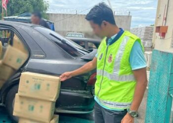 ANGGOTA penguat kuasa KPDNHEP Kelantan menunjukkan minyak masak peket bersubsidi yang cuba diseludup ke negara jiran dalam serbuan di Pasir Pekan, Tumpat, Kelantan, hari ini. - FOTO/IHSAN KPDNHEP KELANTAN