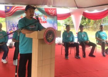 JEFNY Mohammad berucap semasa merasmikan Program Karnival Keluarga Malaysia di Padang Kampung Gua, Salor, Kelantan. - FOTO/ROSMIZAN RESDI