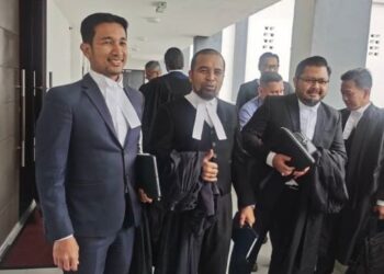SEBAHAGIAN peguam yang mewakili respondan, Datuk Mohd. Azizi Abu Naim semasa perbicaraan di Mahkamah Tinggi, Kota Bharu, Kelantan hari ini. - FOTO/ROSALWANI CHE SOH