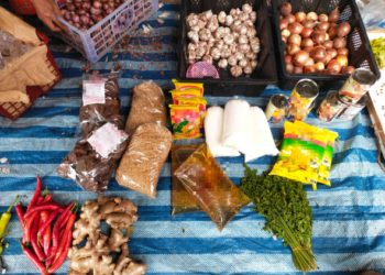 MINYAK masak peket bersubsidi Malaysia dijual secara meluas di Pekan Sungai Golok, Thailand. -FOTO/YATIMIN ABDULLAH