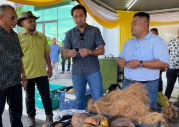 WAN Ahmad Fayhsal Wan Ahmad Kamal (dua dari kanan) ketika meninjau perusahaan kelapa komuniti dan belia di Projek Diraja Kelantan (PDK), Bachok, Kelantan, hari ini. - FOTO/TOREK SULONG