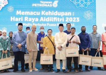 MOHAMMAD Ahmad Shazly Ramli (depan, lima dari kiri) bersama penerima Yayasan Petronas di Kota Bharu, Kelantan. - FOTO/KAMARUL BISMI KAMARULZAMAN