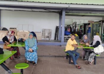 SEBAHAGIAN peniaga yang hadir menuntut agar pihak PBT menjelaskan isu berbangkit di Bazar Pechong, Tanah Mera, Kelantan. - FOTO/ROSALWANI CHE SOH