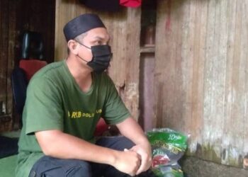 AZIZ Nor termenung memikirkan sumber kewangannya yang semakin berkurangan selepas tidak dapat keluar menoreh di RPT Sungai Pas, Kuala Krai, Kelantan. – FOTO/ROSMIZAN RESDI