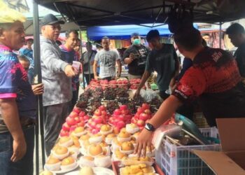 ANNUAR Musa (dua dari kiri) semasa turun padang bertemu para peniaga di Pasar Ketereh, Kota Bharu, Kelantan, hari ini. - FOTO/ROSMIZAN RESDI