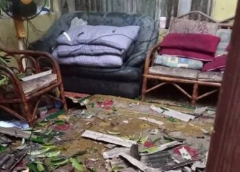 KEADAAN kediaman Mohamed Ibrahim yang musnah selepas dihempap pokok durian dalam kejadian di Kampung Likong, Limbat, Pasir Tumboh, Kota Bharu, Kelantan semalam.