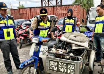 MOHD. Misuari Abdullah (dua dari kiri) memeriksa motosikal roda tiga yang digunakan oleh warga asing di Pejabat JPJ di Panji, Kota Bharu, Kelantan hari ini. - FOTO/ROSLIZA MOHAMED