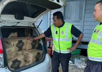 ANGGOTA KPDNHEP Kelantan merampas bungkusan minyak masa selepas menyerbu sebuah premis di Kampung Beris Kubur Besar, Bachok, Kelantan semalam. - FOTO/IHSAN KPDNHEP KELANTAN
