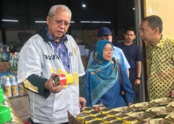 ANNUAR Musa (kiri) meninjau barangan jualan pada Program Jualan Murah Keluarga Malaysia (PJMKM) di Gudang Panji Makmur Trading, Melor, Kelantan. - FOTO/ROSMIZAN RESDI