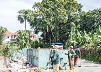 PEKERJA MDT menjalankan tugas-tugas pembersihan sampah di Kampung Chenderong Batu, Tumpat, Kelantan. - IHSAN MDT