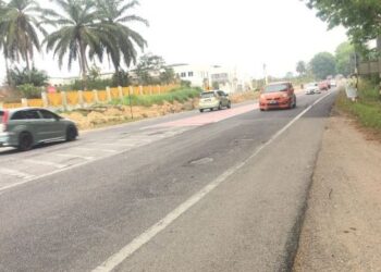 KEADAAN permukaan belubang dan tampalan jalan yang tidak sekata menjadi salah satu penyumbang kemalangan terutama musim perayaan di Kelantan. - UTUSAN/ROSMIZAN RESDI