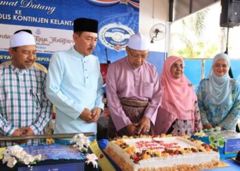 AHMAD Yakob (tiga dari kiri) memotong kek sempena Sambutan Hari Raya Aidilfitri 2023 di IPK Kelantan, Kota Bharu, hari ini. - UTUSAN/KAMARUL BISMI KAMARUZAMAN