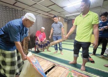 AHMAD Shafii (kiri) bersama para jemaah menunjukkan sebahagian lantai surau yang reput dan berlubang dimakan anai-anai di Desa Seri Mutiara, Rancangan Kemajuan Tanah (RKT) Kesedar Renok Baru, Gua Musang, Kelantan. – FOTO/AIMUNI TUAN LAH