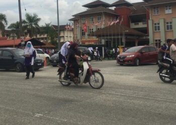 IBU bapa mengambil inisiatif untuk datang lebih awal menjemput anak-anak di Sekolah Menengah Kebangsaan Kampung Chengal, Kota Bharu, Kelantan. – FOTO/ROSMIZAN RESDI