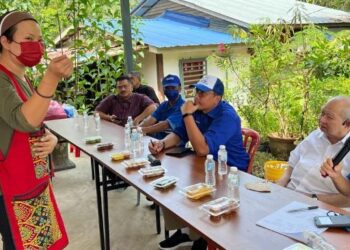 TENGKU Razaleigh Hamzah (dua dari kanan) mendengar masalah yang dihadapi rakyat Cina di Kampung Batu Papan 2, Gua Musang, Kelantan. - FOTO/AIMUNI TUAN LAH