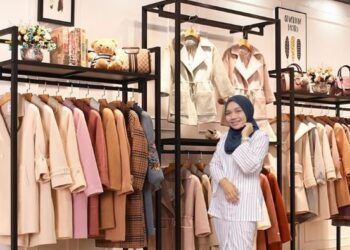 WAN Nurul Aida Nazwa Wan Ahmad bersama koleksi pakaian rekaannya di studio Dwans Collection di Kota Bharu, Kelantan, semalam. – FOTO/TOREK SULONG
