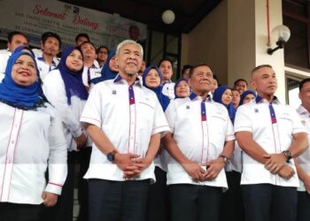 AHMAD Zahid Hamidi (depan, dua kanan) bergambar bersama warga Kesedar semasa mengadakan lawatan ke agensi berkenaan di Gua Musang, Kelantan hari ini. - FOTO/YATIMIN ABDULLAH