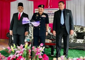 MOHD. Kifli Mahasan (tengah) pada gimik Pelantikan Pemimpin Pelajar Sessi 2022/2023 di Sekolah Kebangsaan (SK) Kedondong Pasir Mas, Kelantan, hari ini. - FOTO/ROSILIZA MOHAMED