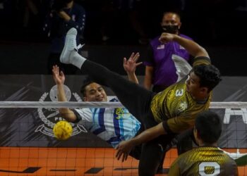 APIT kanan Perak Bison, Amiral Ramadhan melakukan hadangan dalam aksi Liga Premier menentang Kuala Lumpur Thunder, pada kejohanan Emas Anuar Liga Sepak Takraw 2021/22, di Stadium Titiwangsa, di sini hari ini. UTUSAN/ SHIDDIEQIIN ZON