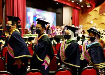 SERAMAI 79,668 calon ditawarkan kemasukan ke universiti awam. - GAMBAR HIASAN