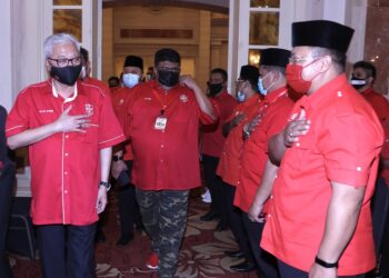 Datuk Seri Ismail Sabri Yaakob  diiringi Pengerusi  Badan Perhubungan UMNO Negeri, Datuk Seri Ab Rauf Yusoh  pada program Bangkit 15 di Hotel LaCrista, Jalan Hang Tuah, Melaka., April lalu. - Gambar : Rasul Azli Samad