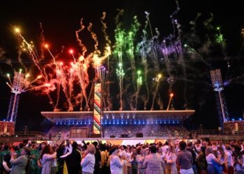 PERTUNJUKAN bunga api memeriahkan upacara penutup Sukan Komanwel 2022 yang berlangsung gilang gemilang di Stadium Alexander, Birmingham semalam. - AFP