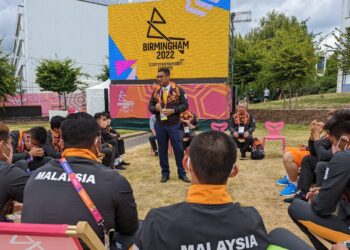 Menteri Belia dan Sukan, Datuk Seri Ahmad Faizal Azumu mengadakan pertemuan dengan pasukan judo, boling padang dan ragbi negara di perkampungan Sukan Komanwel di Universiti Warwick, Birmingham. -IHSAN MSN