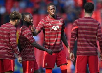 IBRAHIMA Konate (tengah) bersedia memperkuatkan benteng
Liverpool menentang Crystal Palace dalam saingan Liga Perdana
Inggeris hari ini.