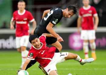 PENYERANG AZ Alkmaa, Yusuf Barasi (bawah) bersaing dengan pemain Vaduz, Gabriel Isik dalam saingan Liga Konferensi Europa di Stadium AFAS, Alkmaar, Belanda hari ini. - AFP