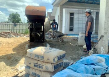 SEORANG kontraktor pembinaan rumah melihat pekerjanya menyiapkan kerja-kerja membina sebuah rumah di Kangar, Perlis, baru-baru ini. – FOTO/MOHD. HAFIZ ABD. MUTALIB