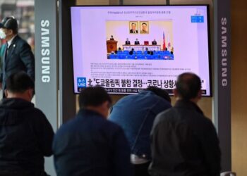 PENDUDUK sedang menonton laporan berita mengenai keputusan Korea Utara tidak mengambil bahagian dalam Sukan Olimpik Tokyo di sebuah stesen kereta api di Seoul. - AFP