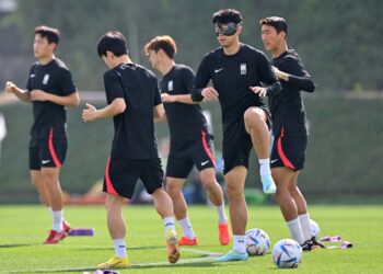 SON Heung-min (bertopeng) menjalani latihan bersama skuad Korea Selatan di Doha, semalam. - AFP