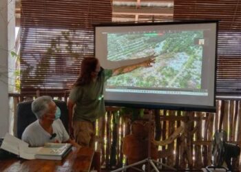 MEOR Razak Meor Abdul Rahman (kiri) dan Noor Ismady Ahmad Radzuan menunjukkan gambar tinjauan daripada dron kerja-kerja tanah yang terus dilakukan di kawasan tanah persendirian di Tanjung Hantu, dekat Pantai Pasir Panjang, Segari, semalam, pada sidang media di Lumut hari ini. - FOTO/SHAMSUL KAMAL AMARUDIN