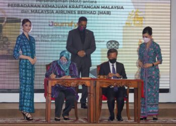 TIMBALAN Menteri Pelancongan, Seni dan Budaya, Datuk Seri Dr. Santhara J.P (tengah) menyaksikan  Aididah Ibrahim (duduk kiri), dan Ketua Pegawai Eksekutif Malaysia Aviation Group, Kapten Izham Ismail menandatangani Memorandum Persefahaman antara Perbadanan Kemajuan Kraftangan Malaysia dan Malaysia Airlines Berhad di  Kompleks Kraf Kuala Lumpur. – utusan/SHIDDIEQIIN ZON
