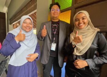 PERNANDO Muslim (tengah) dan dua rakannya bersetuju dengan dasar membenarkan pelajar universiti mengkritik kerajaan dan Perdana Menteri. – UTUSAN/TOREK SULONG