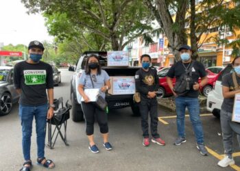 KAMISAH Abd. Manap (dua dari kiri) bersama pasukan Kam2u dan Jihad Anak Seni mengambil inisiatif turun padang membantu rakan-rakan kru dan penggiat seni yang terjejas sumber pendapatan hidup.