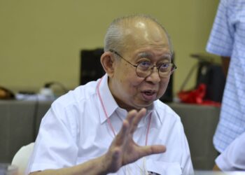 TENGKU Razaleigh Hamzah bercakap kepada pemberita selepas hadir merasmikan Mesyuarat Agung Tahunan Gagasan Melayu Perak kesembilan di Dewan Komuniti MBI Taman Cempaka, Ipoh, hari ini.