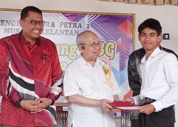 TENGKU Razaleigh Hamzah menyampaikan anugerah kepada pelajar cemerlang di Sekolah Menengah Kebangsaan Tengku Indra Petra 2, Gua Musang, Kelantan, semalam. - FOTO/AIMUNI TUAN LAH