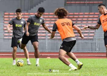 PEMAIN Kuala Lumpur tetap bersemangat menjalani latihan selepas ia disambung bulan lalu. - Gambar KLFA