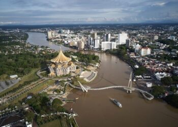 PEMBUKAAN sempadan negeri Sarawak bakal memacu industri pelancongan dan penerbangan domestik. - GAMBAR HIASAN